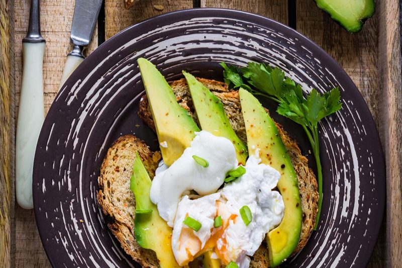 Avocado Crossini mit pochiertem Ei