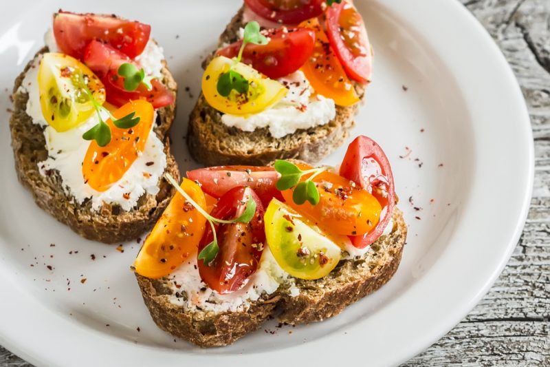 Bruschetta Tomate-Ziegenfrischkäse mit Antipasti Gewürz