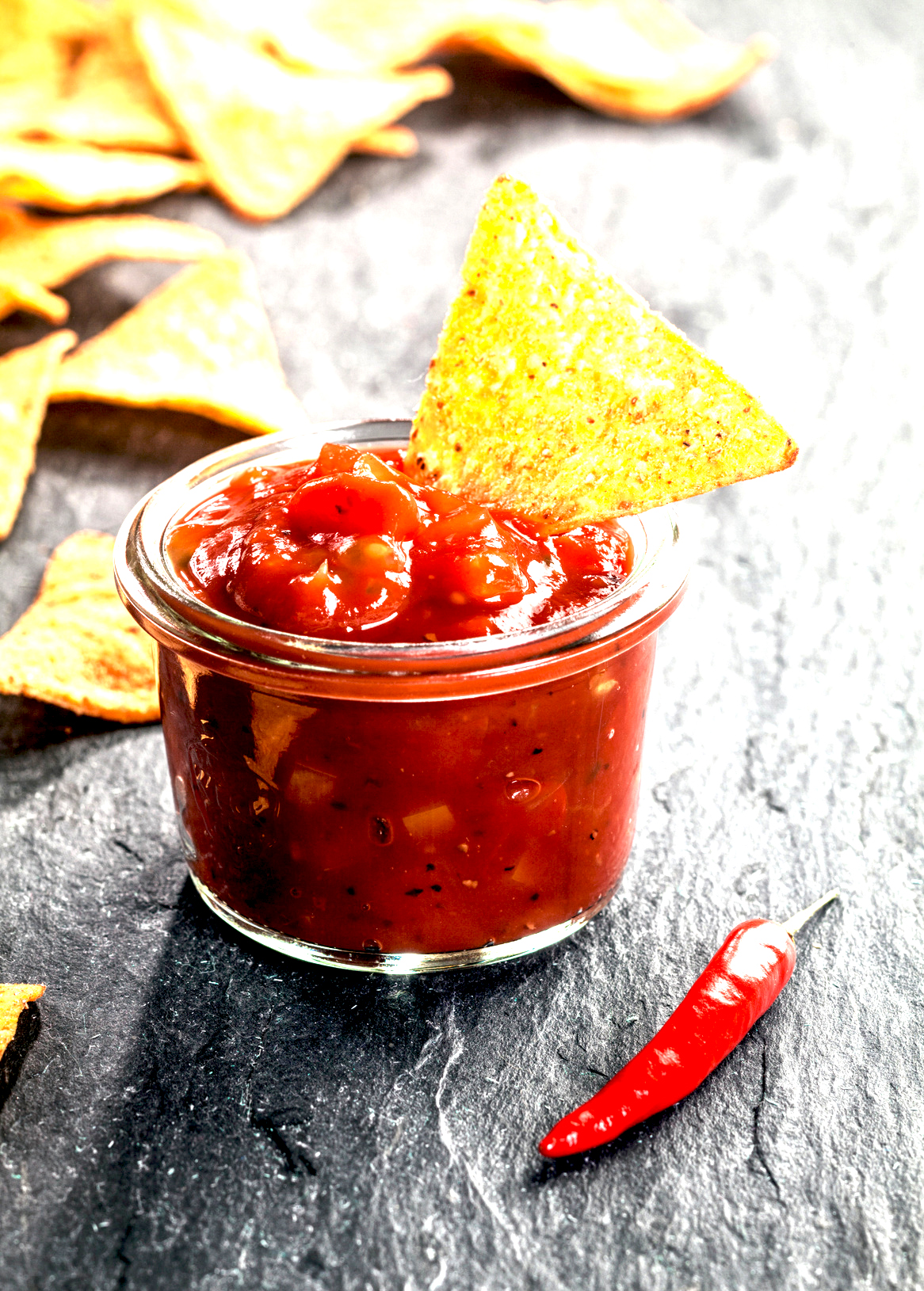 Chili-Salsa mit Tortilla-Chips | Rezept