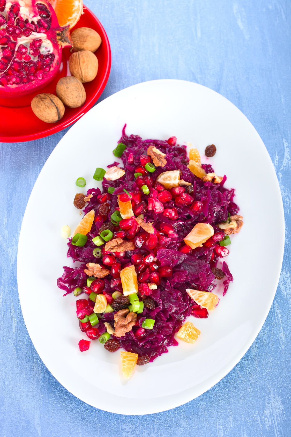 Fruchtiger Rotkohl-Salat mit Granatäpfeln und Walnüssen | Rezept