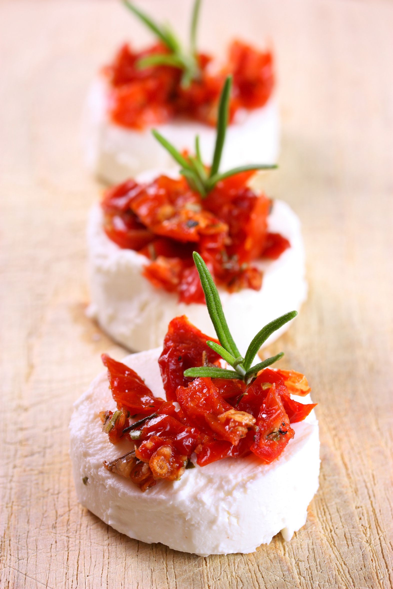 Tomaten-Ziegenkäse-Taler mit Kräutern der Provence | Rezept