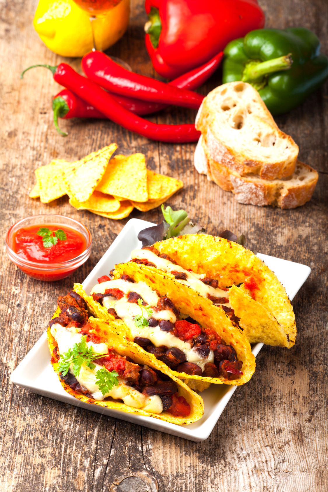 Taco Shells mit Bohnen-Hack-Füllung und Chili-con-Carne-Gewürz | Rezept