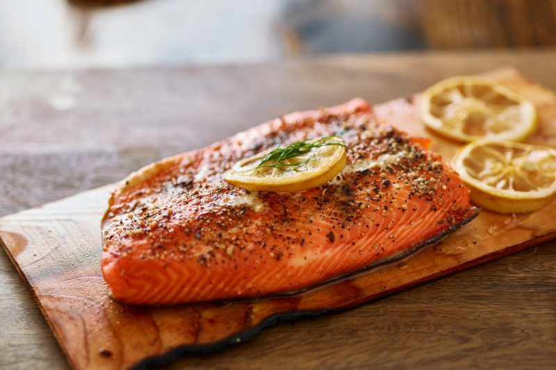 Lachs grillen auf Planke