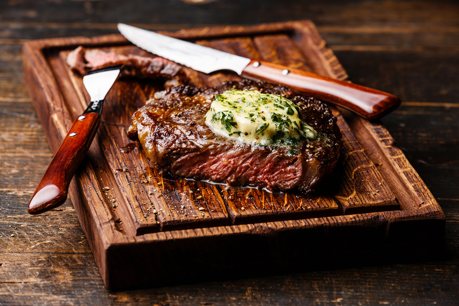 Gegrilltes Rib-Eye-Steak mit Kräuterbutter und Whisky Pfeffer | Rezept