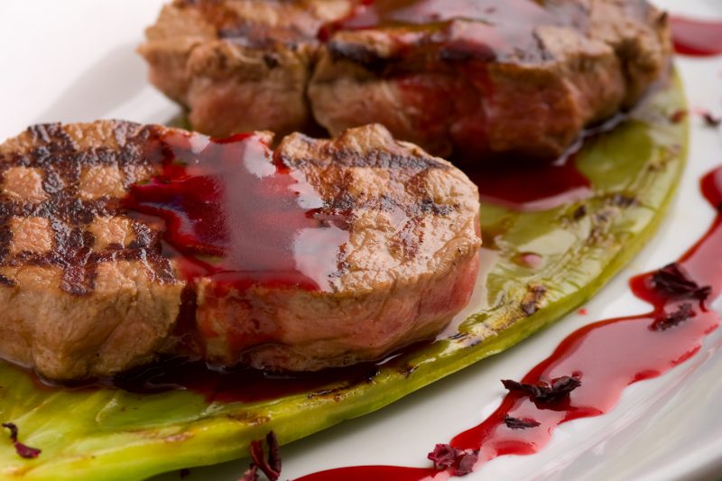 Rumsteaks mit Hibiskussalz Rotweinsauce