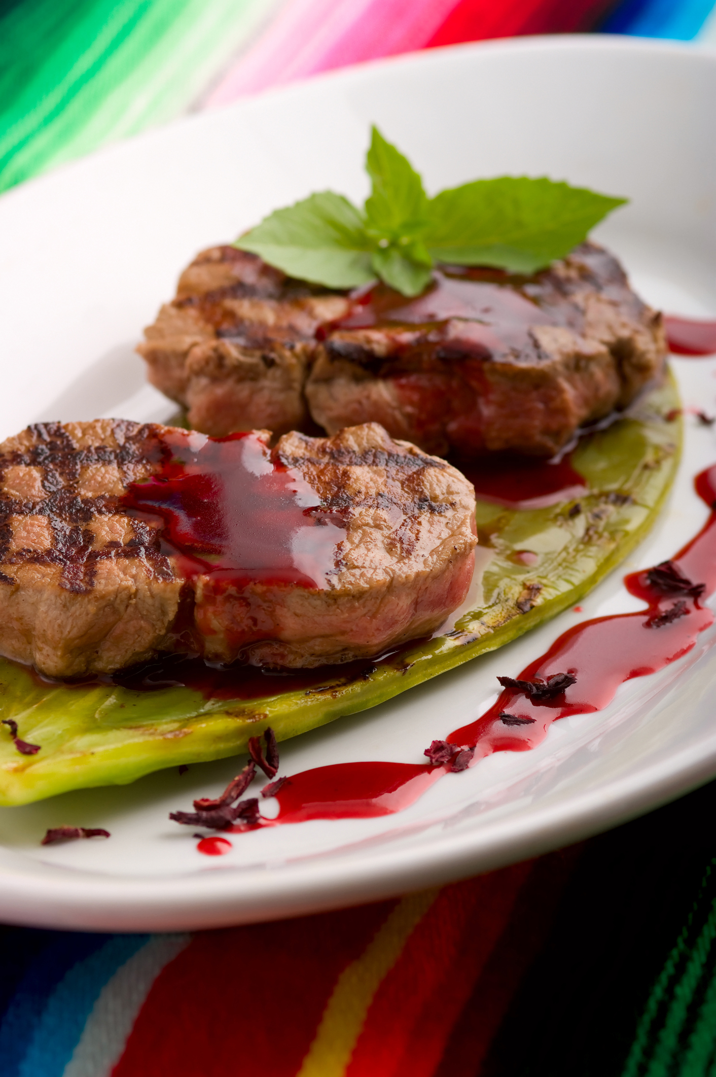 Rumpsteaks mit Hibiskus-Rotweinsauce | Rezept