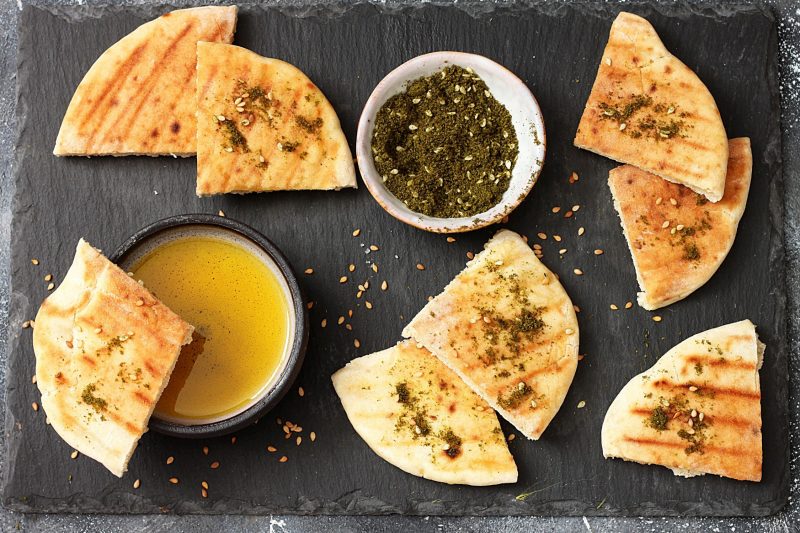 Selbstgebackenes Pita-Brot mit Zatar und Olivenöl zum Dippen