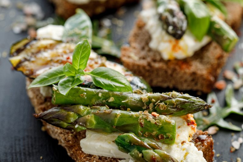 Knuspriges Vollkornbrot mit Schafskäse und grünem Spargel