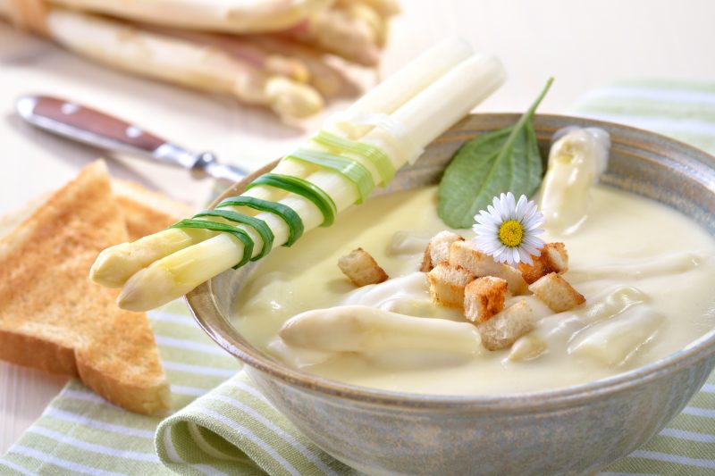 Spargelcremesuppe mit Butter-Vanille-Spargelspitzen