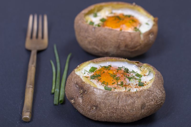 Ofengebackene Eier in Kartoffeln