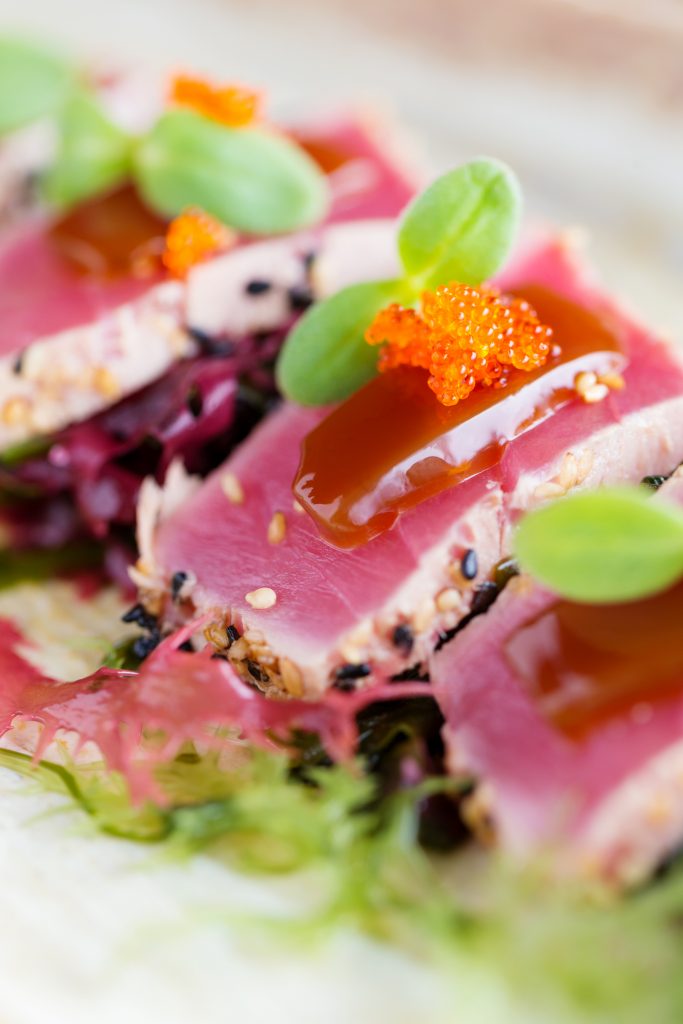 Thunfisch-Tataki im Gomasio-Mantel mit Gurkensalat | Rezept