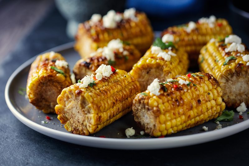 Gegrillter Mais mit Feta und rosa Beeren