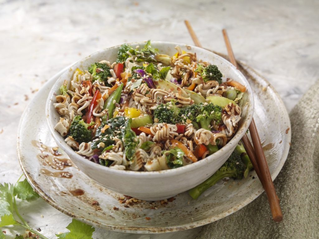 Asia-Gemüsesalat mit knusprigen Ramen-Nudeln | Rezept