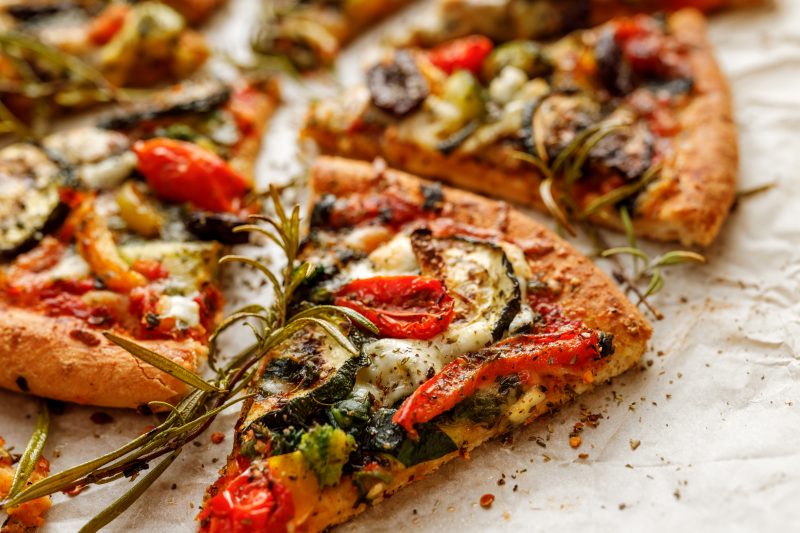Vegetarische Pizza mit geröstetem Gemüse
