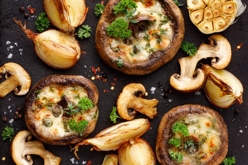 Geröstete Portobello-Pilze mit Käsefüllung