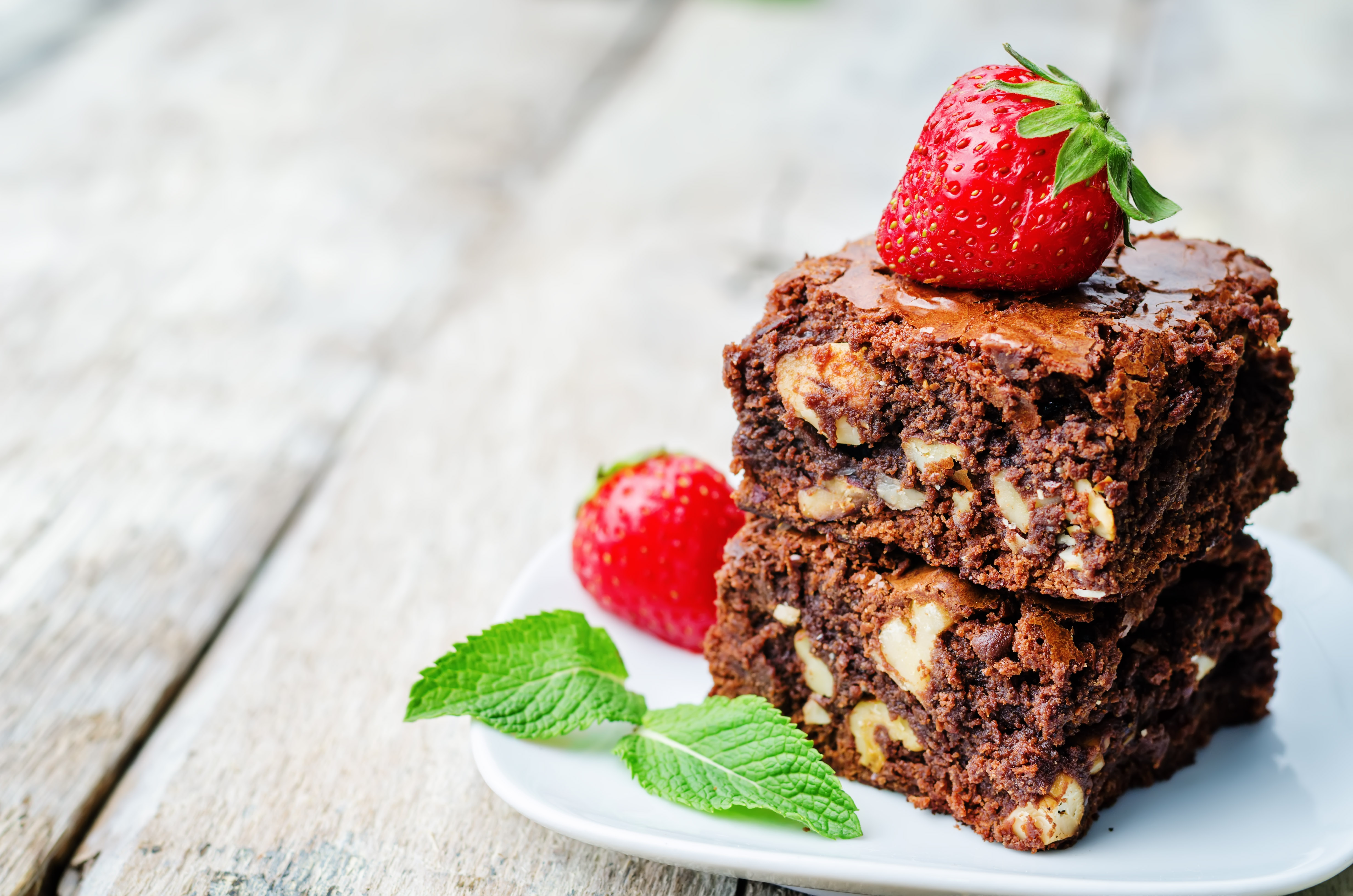 Schoko-Nuss-Brownies mit Erdbeeren | Rezept