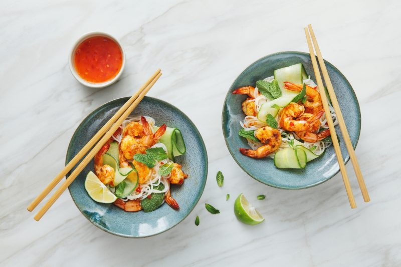 Glasnudel-Gurken-Salat mit Thai-Limettendressing & Shrimps