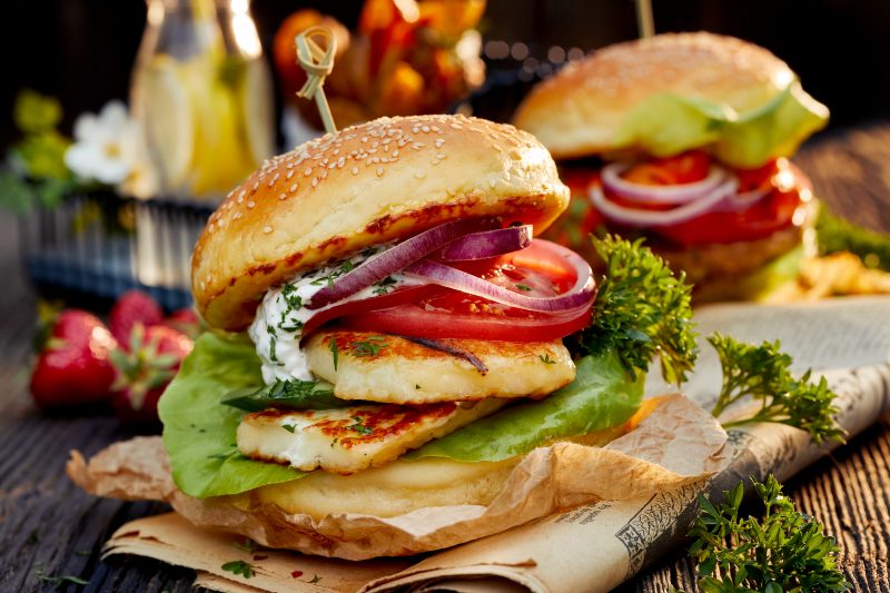 Halloumi-Burger mit Minzjoghurt