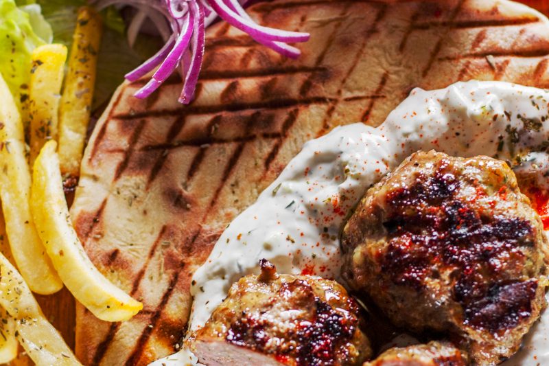Griechische Bifteki mit Tzatsiki