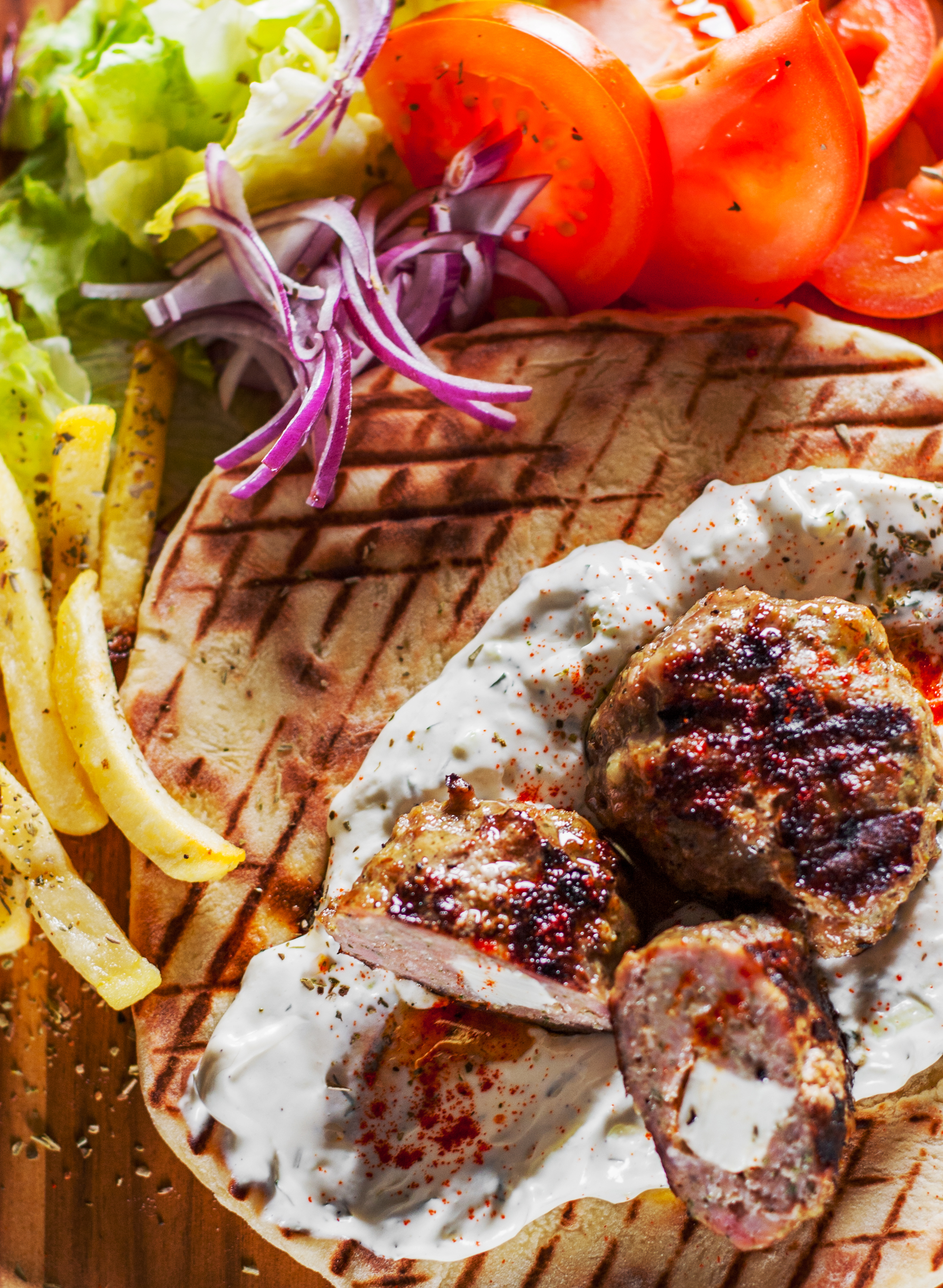 Griechische Bifteki mit Tzatsiki | Rezept