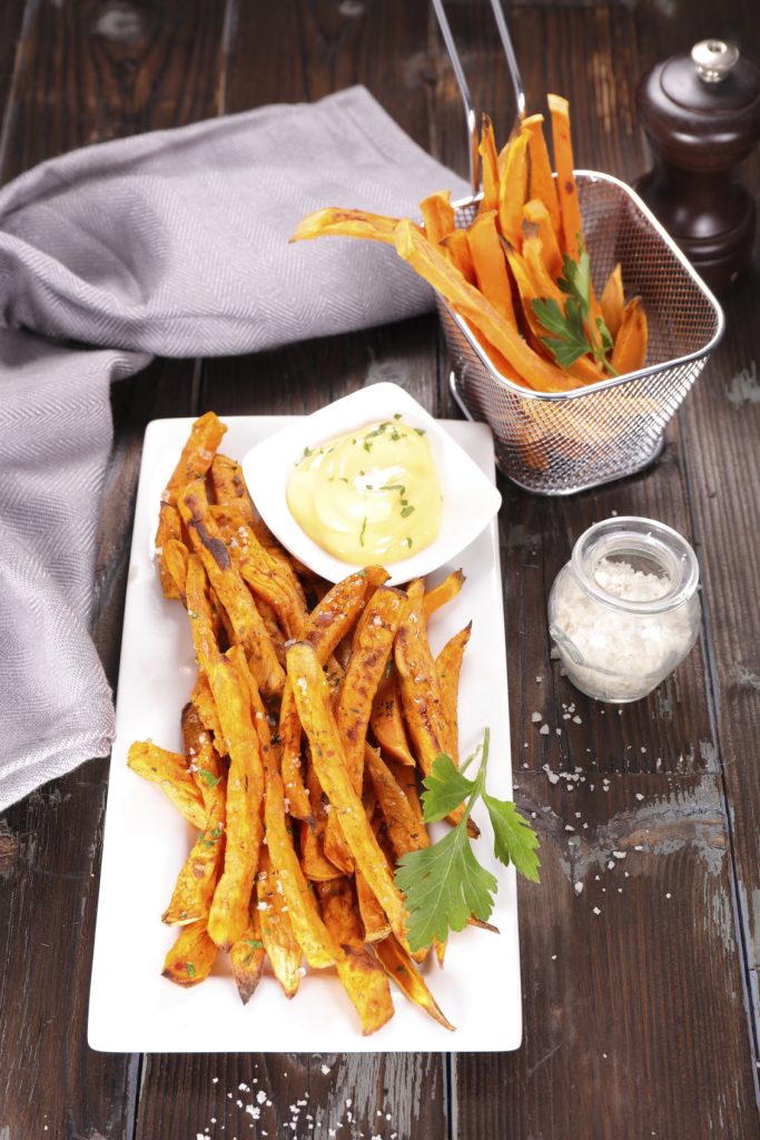 Süßkartoffel-Pommes mit Honig-Sesam-Dip | Rezept