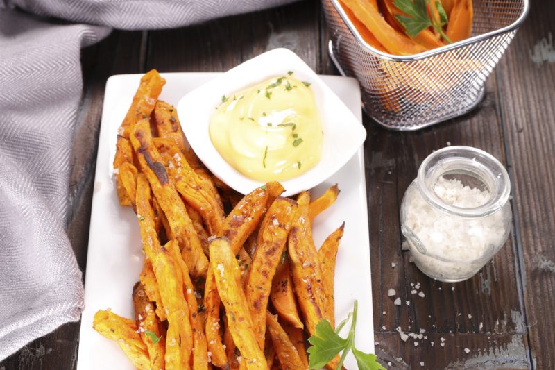 Süßkartoffel-Pommes mit Honig-Sesam-Dip