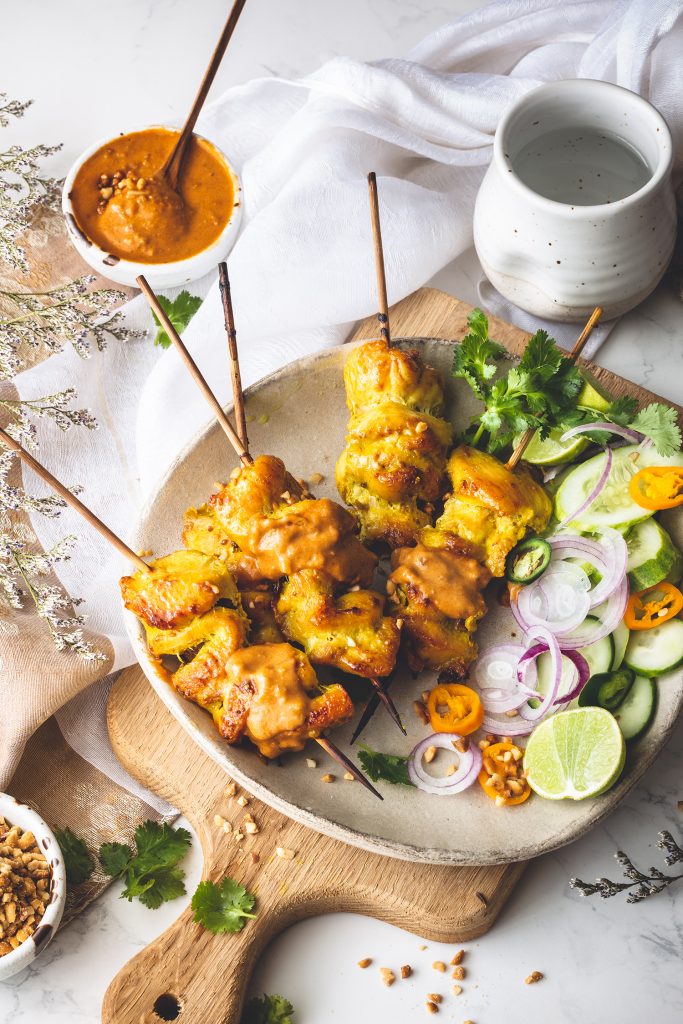 Satay-Spieße mit Erdnuss-Sauce und thailändischem Gurkensalat | Rezept Satay-Spieße mit Erdnuss-Sauce und thailändischem Gurkensalat | Rezept
