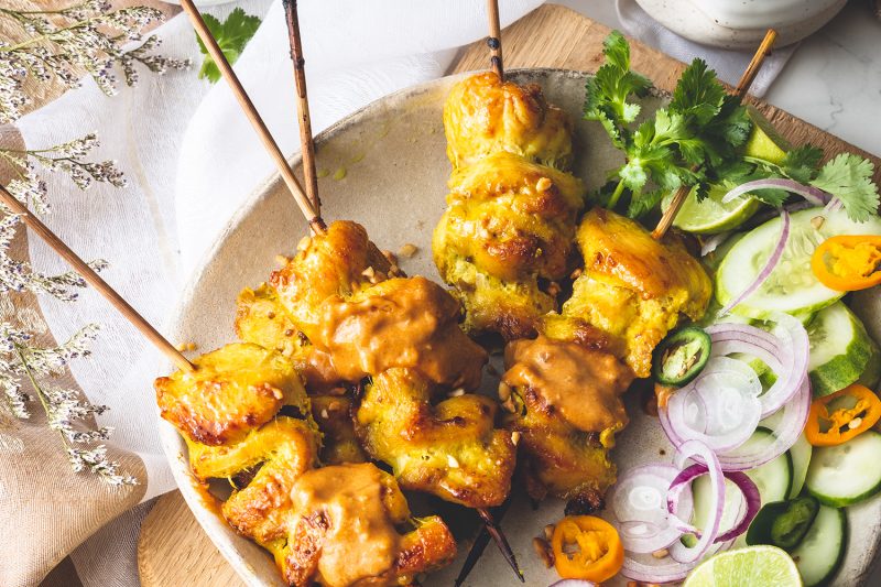 Satay ist eine würzige Erdnuss-Sauce aus Indonesien. Klassisch wird sie wie hier mit Hähnchen-Spießen serviert. Für etwas Frische servieren wir einen thailändischen Gurkensalat dazu.