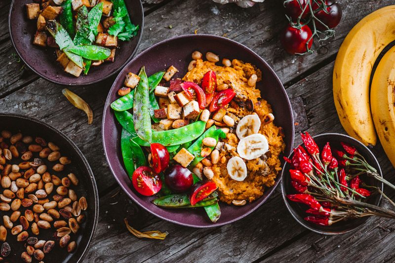 Süßkartoffel-Bananencurry mit Erdnussbutter, Zuckerschoten, Timaten und Räuchertofu