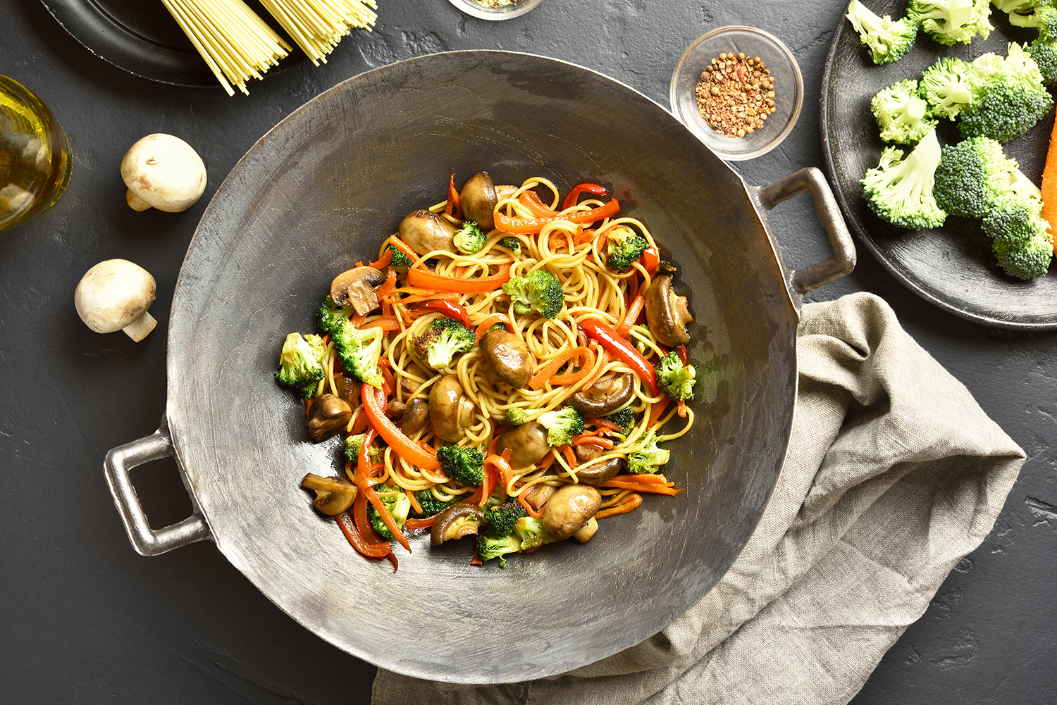 Вок ин. Wok Pan Top view. Noodles with Vegetables. Wok Pan-Asian. Как красиво сфотографировать Вог лапшу.