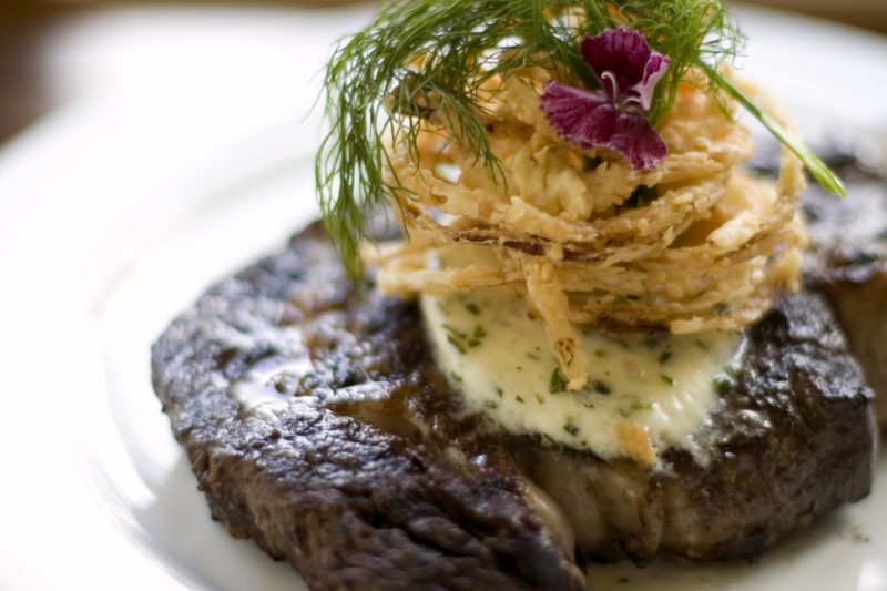 Steak mit Café de Paris-Butter und frittierten Zwiebelringen