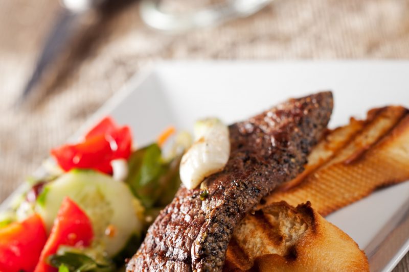 Minutensteaks mit buntem Salat