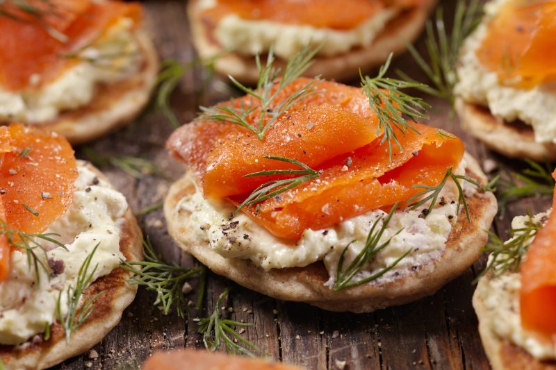 Lachs-Blini mit Frischkäse-Avocado-Creme