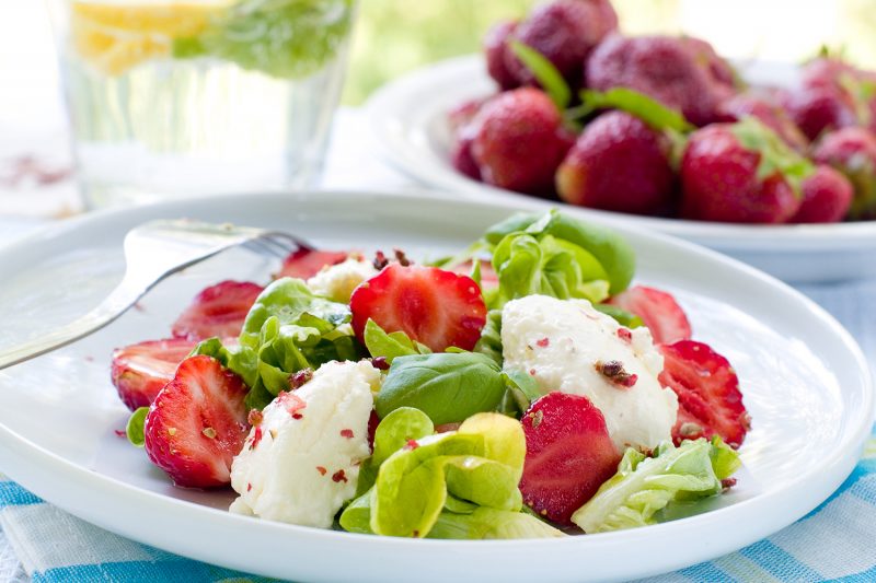 Erdbeeren & Ricotta-Nocken auf Salatbett
