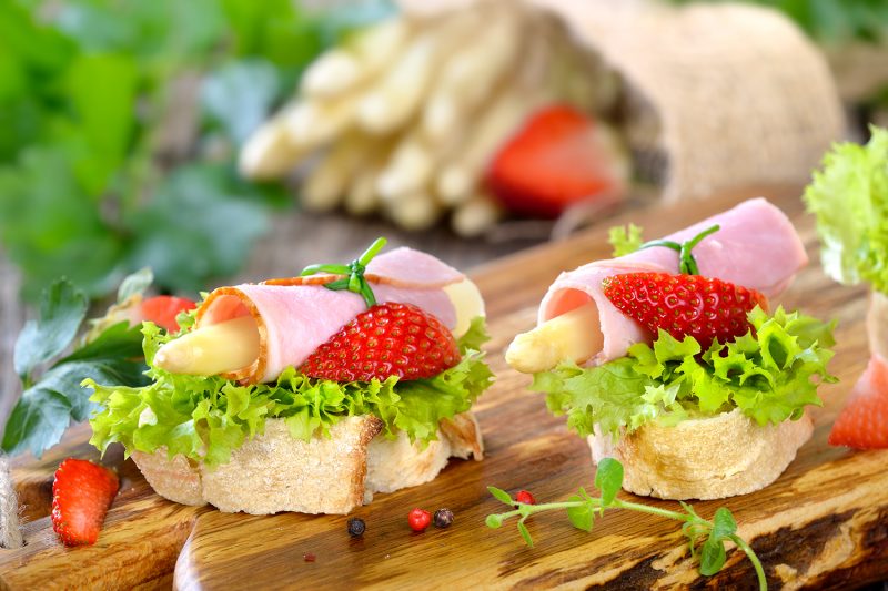 Crostini mit Erdbeeren und Spargel-Schinken-Röllchen