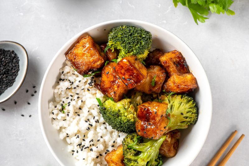 Knuspriger Tofu mit Reis & Brokkoli