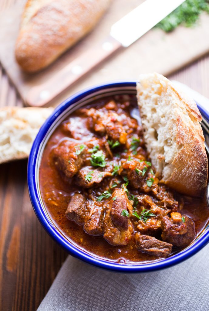 Zartdeftiges Gulasch Rezept