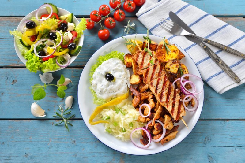 Chicken Gyros & Souvlaki-Spieß mit Tsaziki, Krautsalat und Kartoffeln