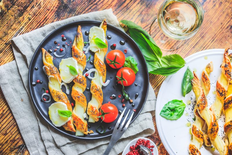 Spargel-Blätterteig-Stangen mit rotem Pesto