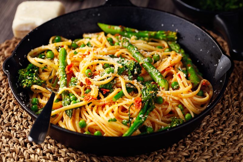 Spaghetti Carbonara mit grünem Spargel