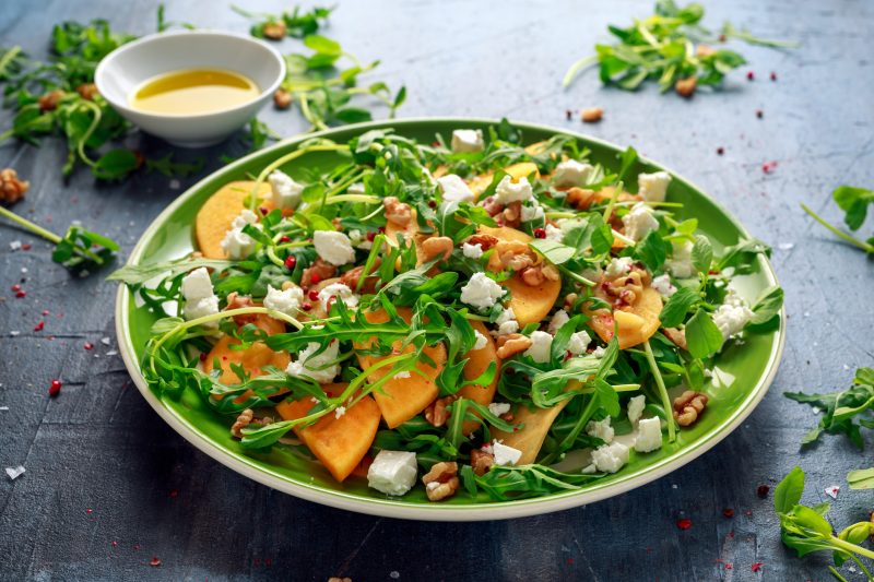 Kaki-Rucola-Salat mit Feta