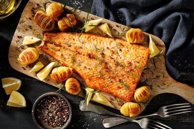 Gebackener Lachs mit Hasselback-Kartoffeln & Zitronen-Dip Gebackener Lachs mit Hasselback-Kartoffeln & Zitronen-Dip