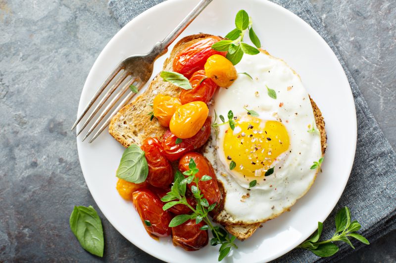 Geschmorten Tomaten mit Spiegelei-Broten