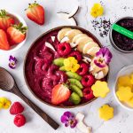 Acai Bowl mit bunten früchten angerührt aus dem Zauber der Gewürze Bio Acai Pulver