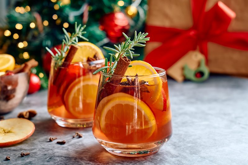 Punsch im Glas mit Orangenscheiben und Zimtstange Punsch im Glas mit Orangenscheiben und Zimtstange