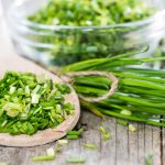 Schnittlauch als Bund und fein geschnitten