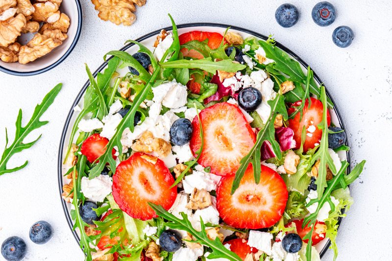 Beeren-Rucola-Salat mit Ricotta und Zitroneningwer-Dressing Beeren-Rucola-Salat mit Ricotta und Zitroneningwer-Dressing