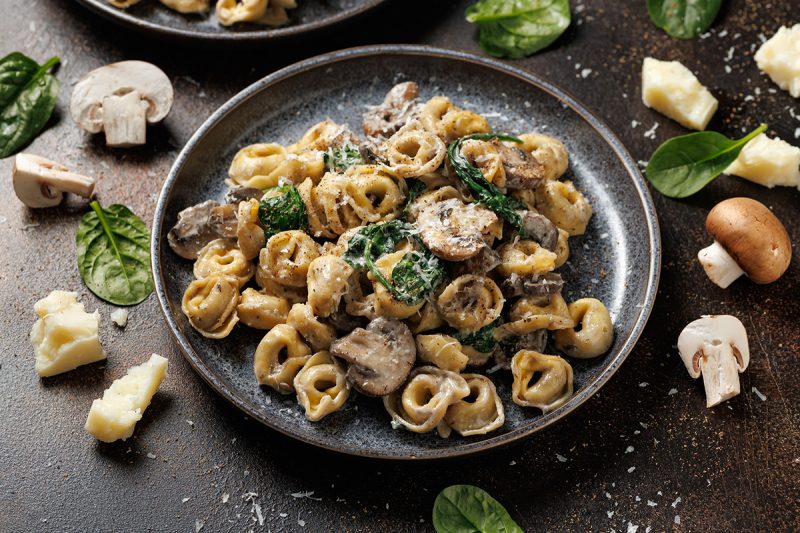 tortellini-mit-champignons-spinat-parmesan_istock-2185263432 Tortellini mit Champignons, Spinat & Parmesan