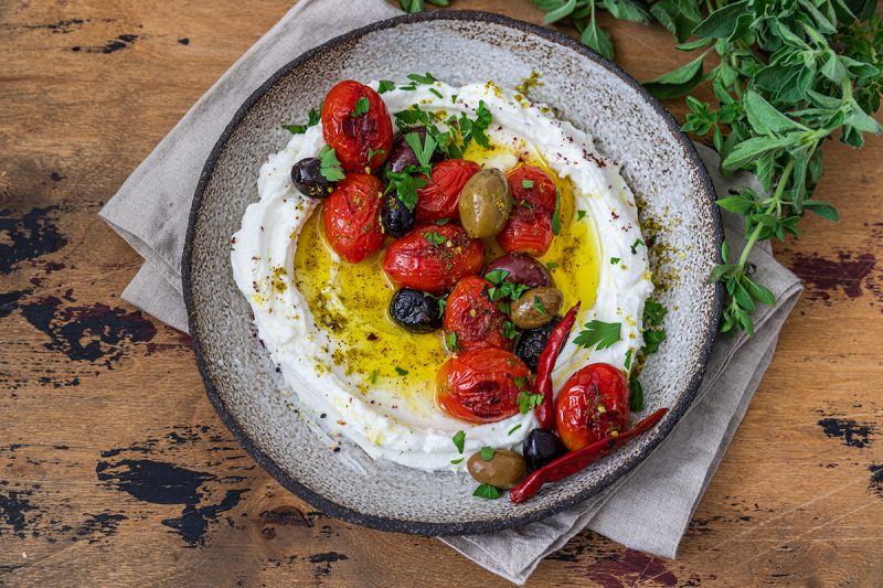 Orientalischer Joghurt-Dip mit Zatar und Oliven