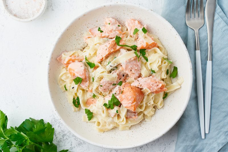 Tagliatelle mit Lachs in zitroniger Sahnesoße Tagliatelle mit Lachs in zitroniger Sahnesoße
